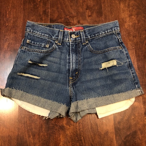 High Waisted Levi’s Shorts - Picture 3 of 5